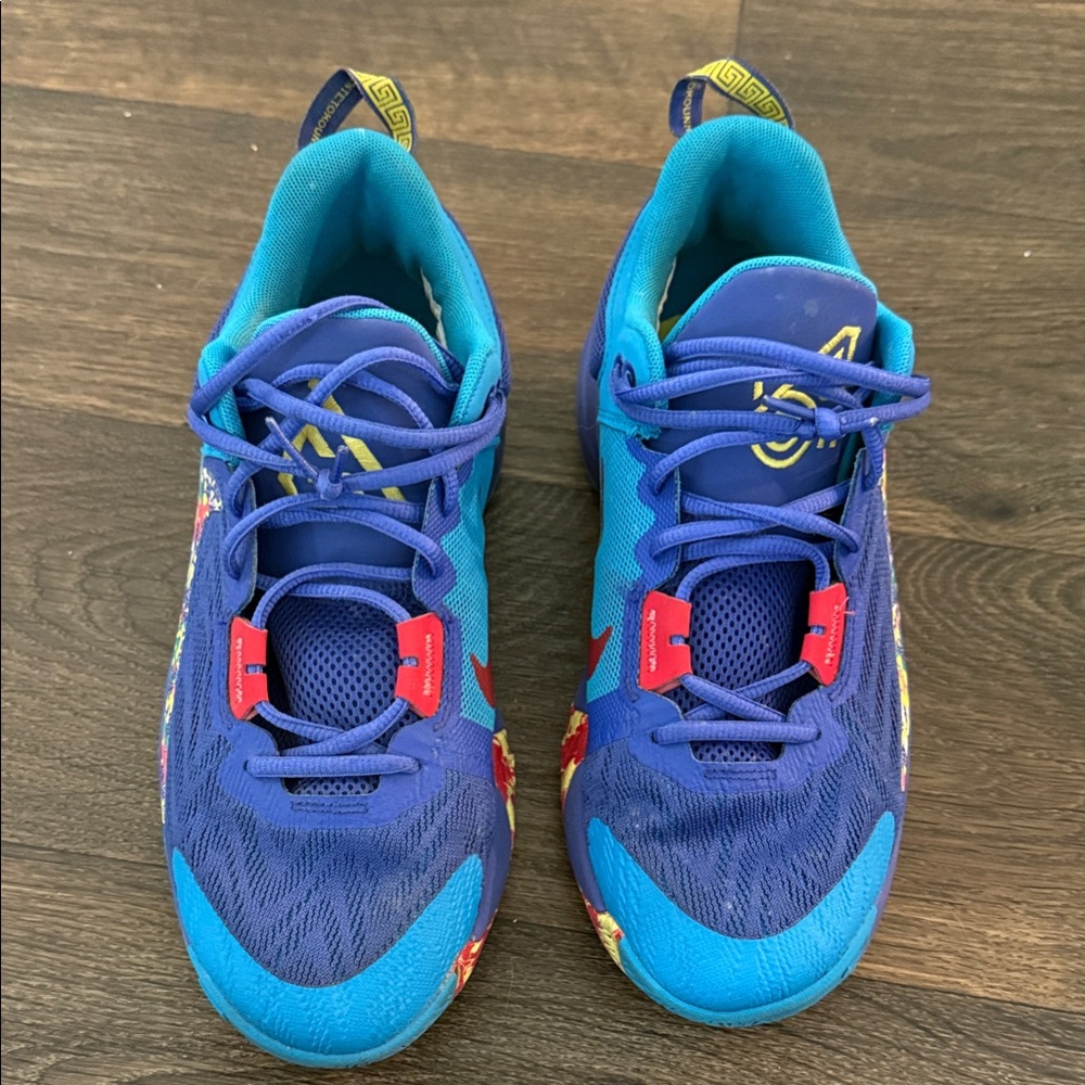 Youth basketball shoes
